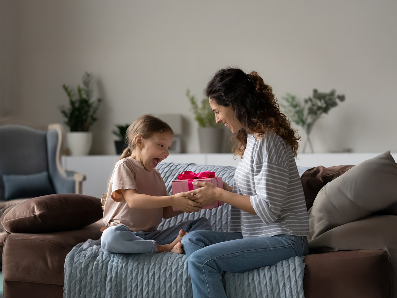 Mulher e criança com presente
