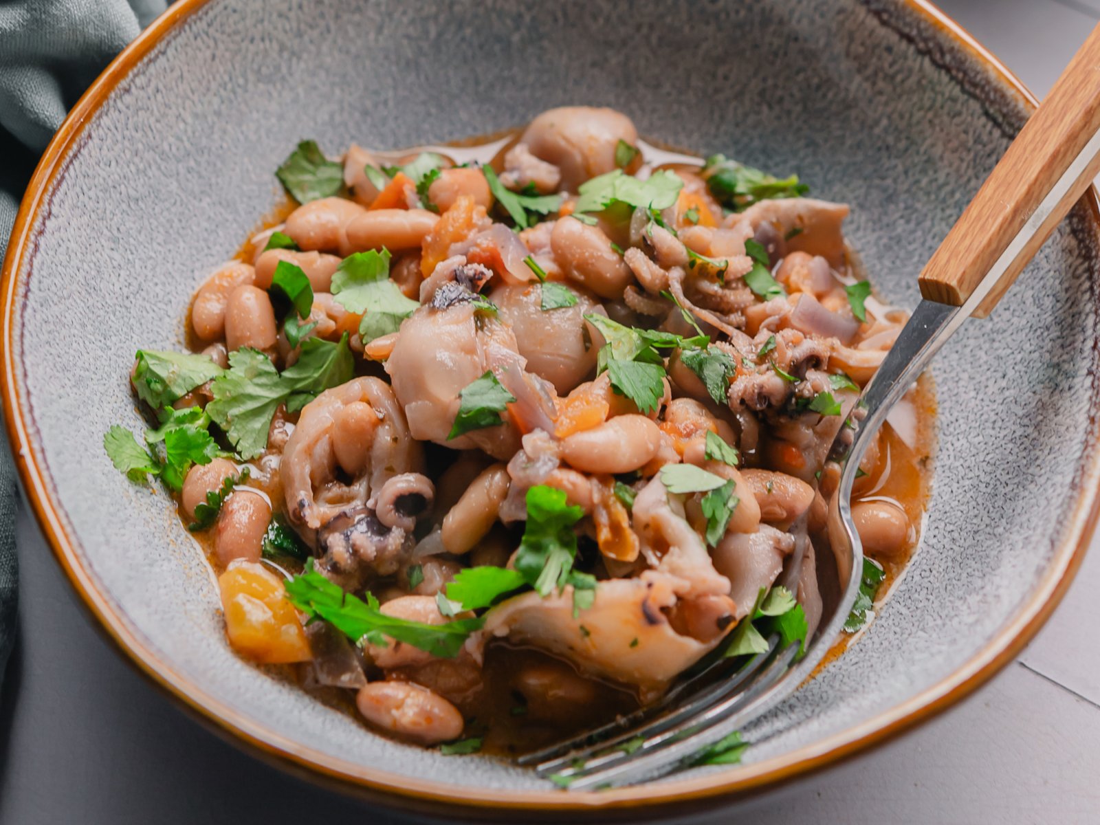 imagem de feijoada de chocos com coentros picados e pedaços de tomate