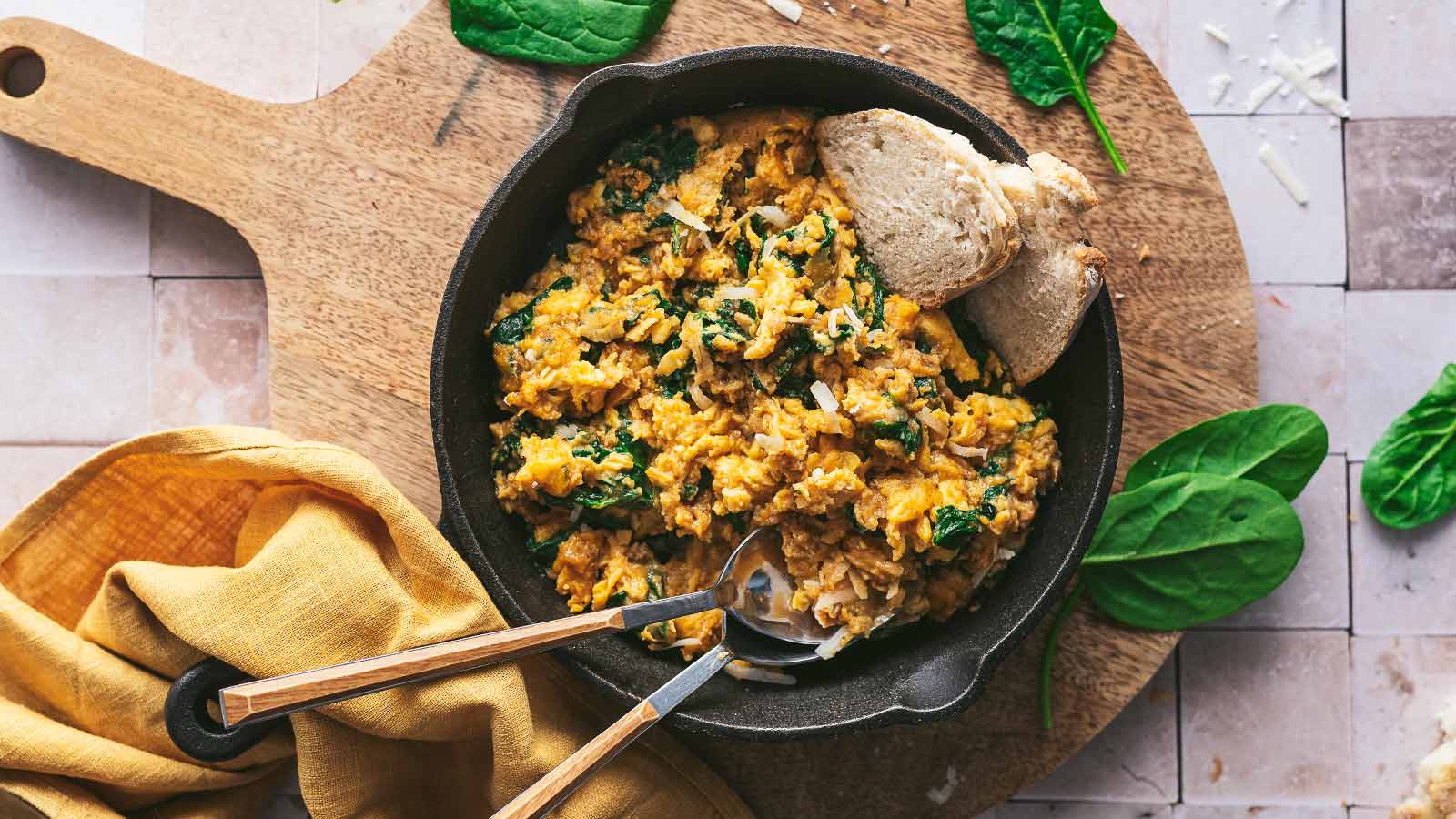 Ovos mexidos com farinheira e espinafres