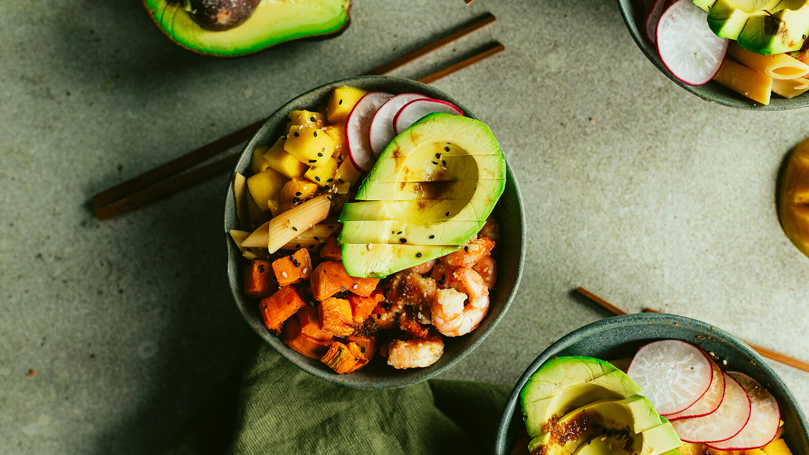 Poke bowl de batata doce, camarão e manga