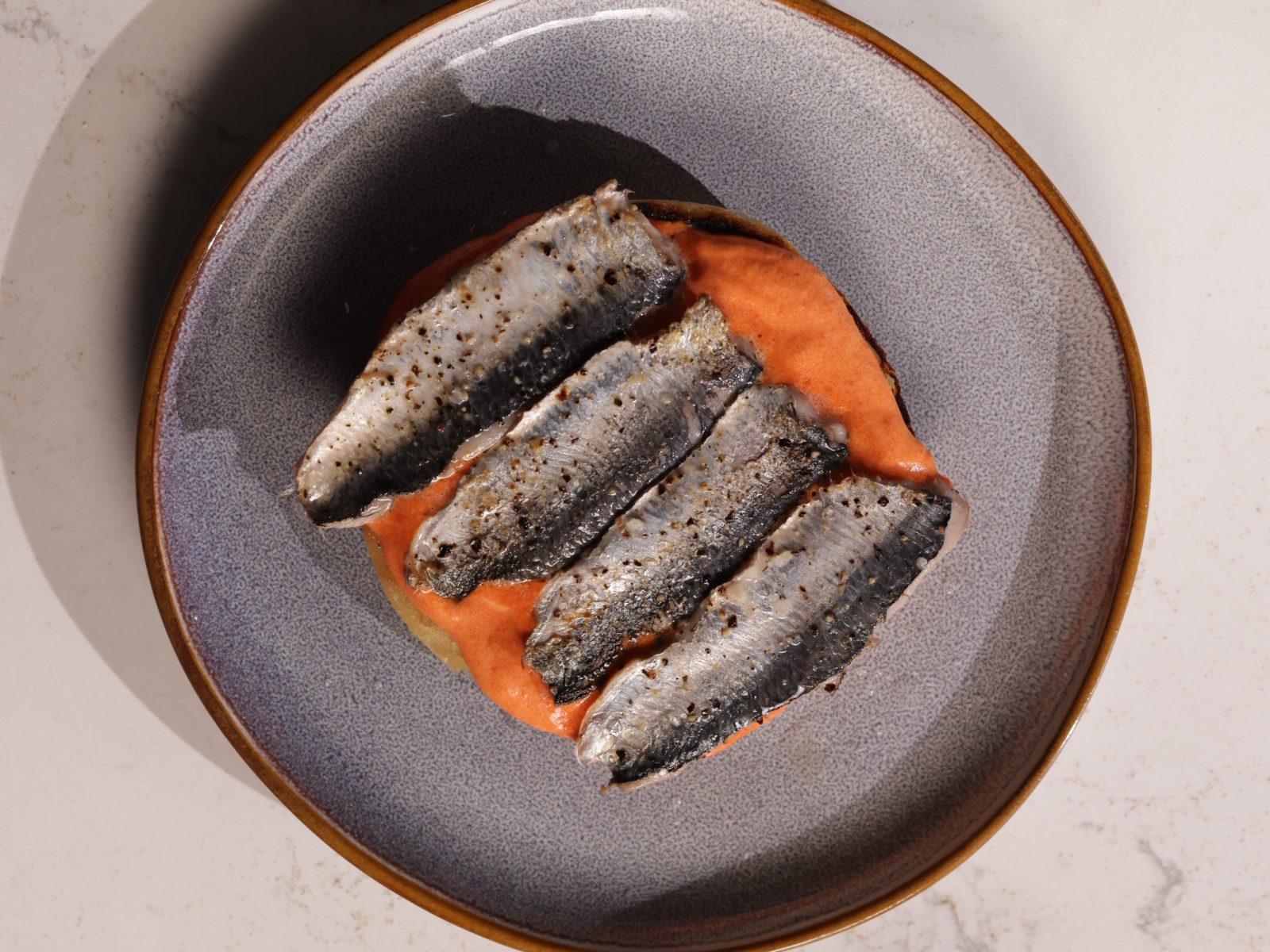 imagem de sardinha com pimentos assados em bolo do caco